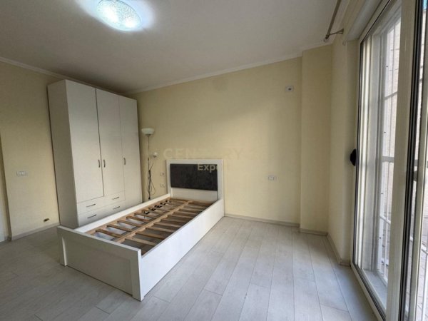 Tirane, jepet me qera apartament 2+1+Aneks+Ballkon Kati 1, 107 m² 700 € (Liqeni i thate)