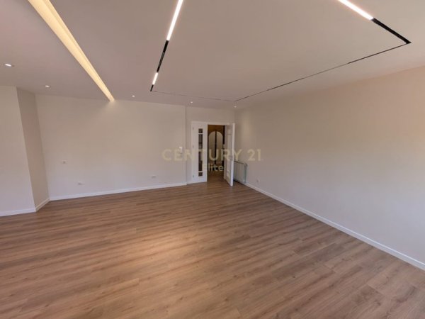Tirane, jepet me qera zyre Kati 4, 133 m² 1.500 € (Blloku)
