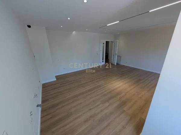 Tirane, jepet me qera zyre Kati 4, 133 m² 1.500 € (Blloku)