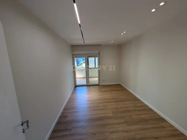Tirane, jepet me qera zyre Kati 4, 133 m² 1.500 € (Blloku)
