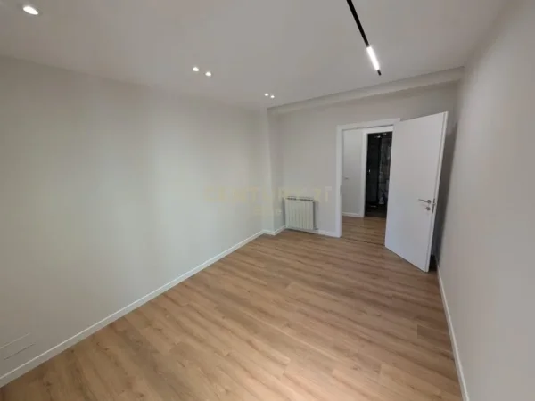 Tirane, jepet me qera zyre Kati 4, 133 m² 1.500 € (Blloku)