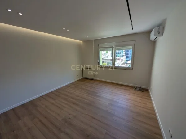 Tirane, jepet me qera zyre Kati 4, 133 m² 1.500 € (Blloku)