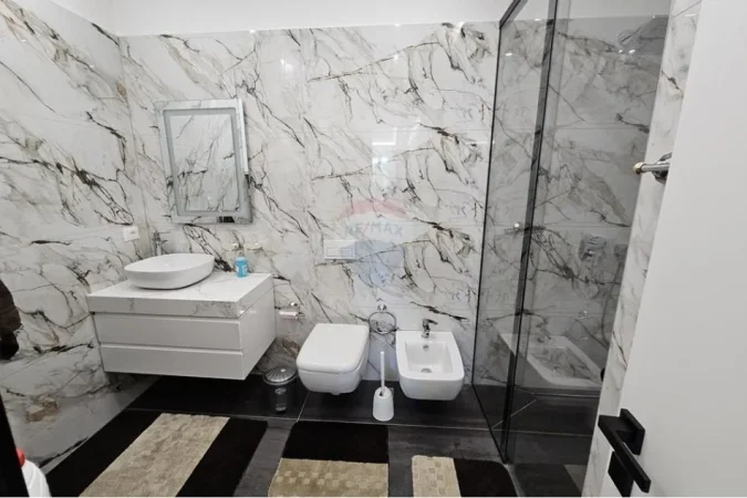 Tirane, jepet me qera apartament 2+1 Kati 1, 120 m² 2.000 € (Rezidenca FZ)