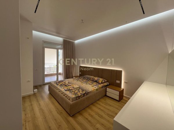Tirane, jepet me qera apartament 2+1+Aneks+Ballkon Kati 4, 100 m² 800 € (Kopshti botanik)