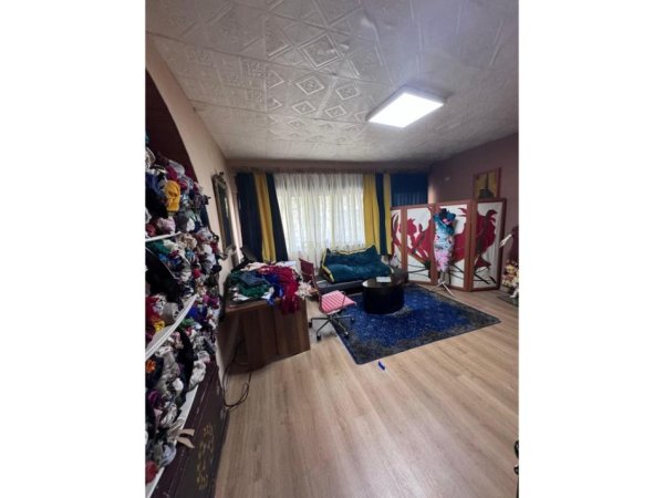 Tirane, jepet me qera ambjent biznesi Kati 2, 300 m² 2.000 € (Myslym Shyri)