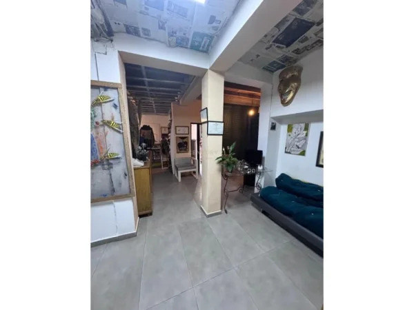 Tirane, jepet me qera ambjent biznesi Kati 2, 300 m² 2.000 € (Myslym Shyri)
