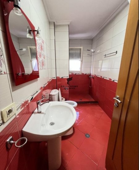 Tirane, jepet me qera apartament 2+1+Ballkon Kati 2, 60 m² 500 € (21 DHJETORI)
