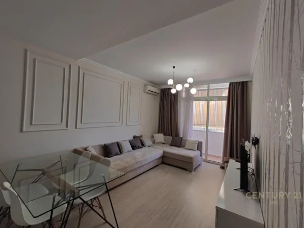 Tirane, jepet me qera apartament 1+1 Kati 9, 70 m² 650 € (Komuna e Parisit)