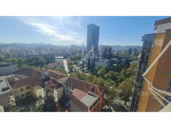 Tirane, jepet me qera apartament 2+1+Aneks+Ballkon Kati 10, 108 m² 1.200 € (Parlamenti)