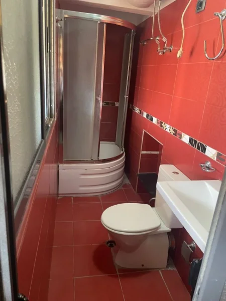 Tirane, jepet me qera apartament 2+1 Kati 5, 75 m² 400 € (Ali Demi)