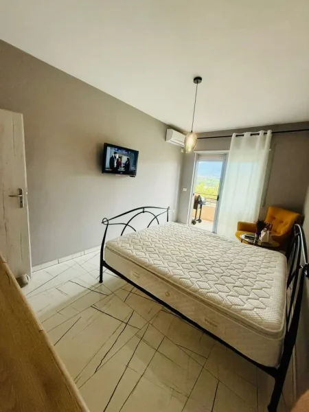 Tirane, jepet me qera apartament 2+1 Kati 4, 90 m² 1.300 € (Jepet me Qera Super Apartament 2+1 Modern tek Liqeni.)