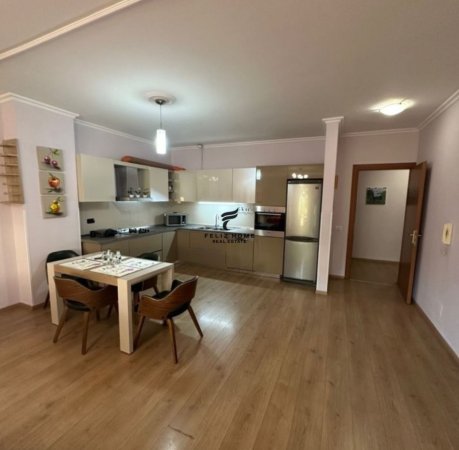 Tirane, jepet me qera apartament 2+1+Ballkon Kati 2, 117 m² 650 € (RRUGA E ELBASANIT)