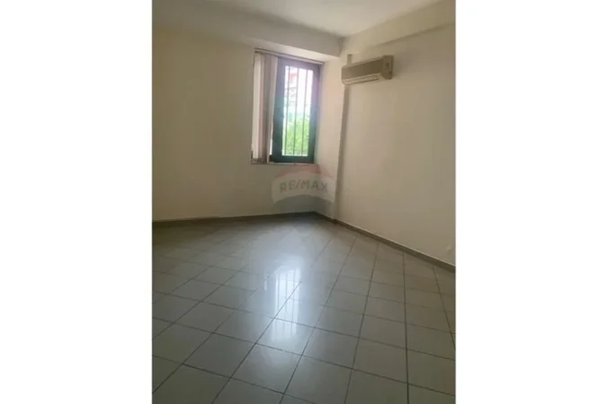 Tirane, jepet me qera zyre Kati 1, 170 m² 1.200 € (Rruga e Dibrës, Tiranë)