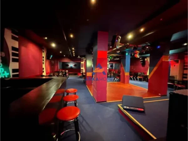 Tirane, jepet me qera ambjent biznesi Kati -1, 204 m² 1.500 € (MEDRESE)