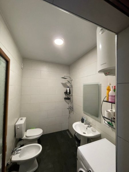 Tirane, jepet me qera apartament 1+1+Ballkon Kati 4, 65 m² 600 € (Rruga e Dibres)