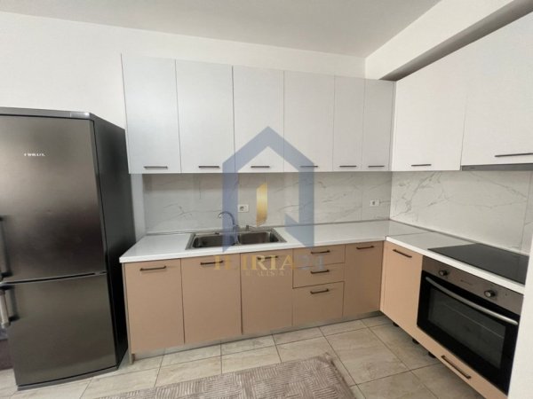 Tirane, jepet me qera apartament 2+1+Ballkon Kati 2, 88 m² 700 € (Komuna e Parisit)