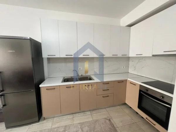 Tirane, jepet me qera apartament 2+1+Ballkon Kati 2, 88 m² 700 € (Komuna e Parisit)