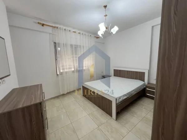 Tirane, jepet me qera apartament 2+1+Ballkon Kati 2, 88 m² 700 € (Komuna e Parisit)