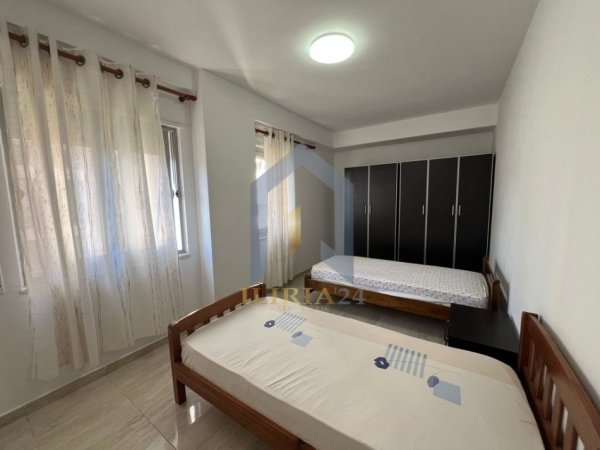 Tirane, jepet me qera apartament 2+1+Ballkon Kati 2, 88 m² 700 € (Komuna e Parisit)