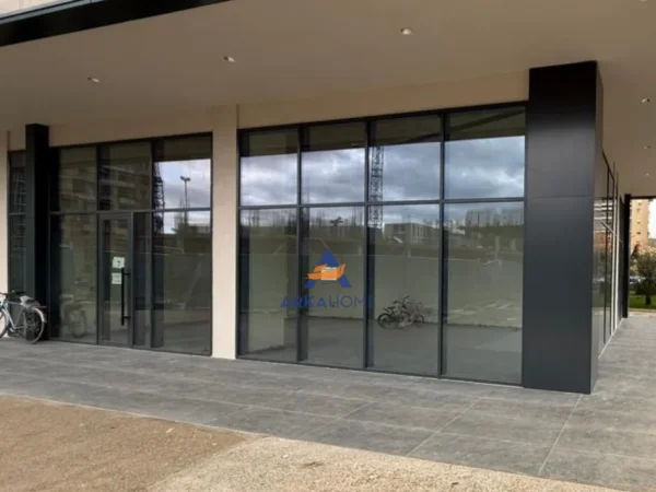 Tirane, jepet me qera ambjent biznesi Kati 0, 65 m² 1.000 € (ISH FUSHA E AVIACIONIT)