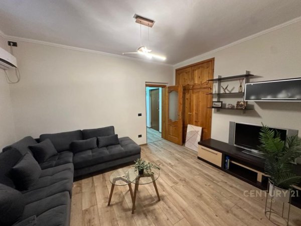 Tirane, jepet me qera apartament 1+1 Kati 3, 100 m² 800 € (Rruga e kavajes)