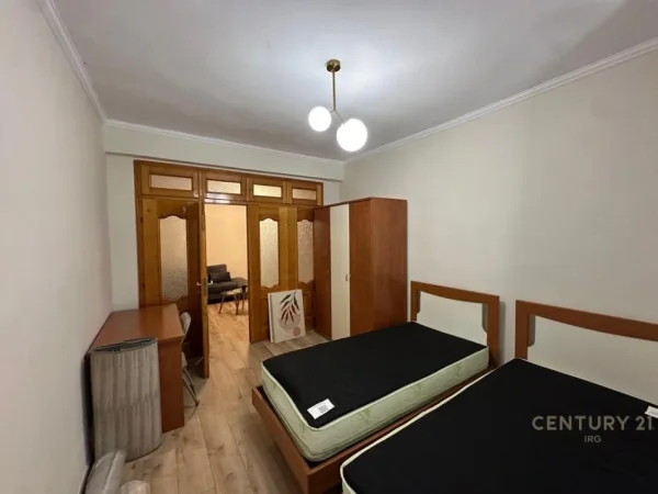 Tirane, jepet me qera apartament 1+1 Kati 3, 100 m² 800 € (Rruga e kavajes)