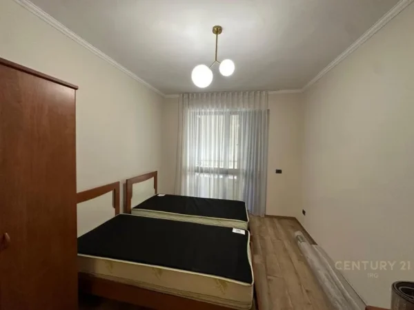 Tirane, jepet me qera apartament 1+1 Kati 3, 100 m² 800 € (Rruga e kavajes)