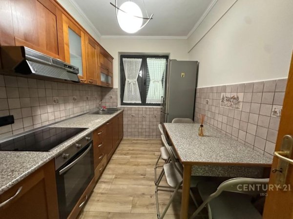 Tirane, jepet me qera apartament 1+1 Kati 3, 100 m² 800 € (Rruga e kavajes)