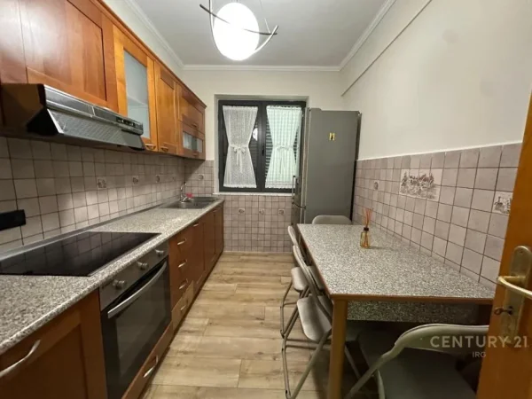 Tirane, jepet me qera apartament 1+1 Kati 3, 100 m² 800 € (Rruga e kavajes)