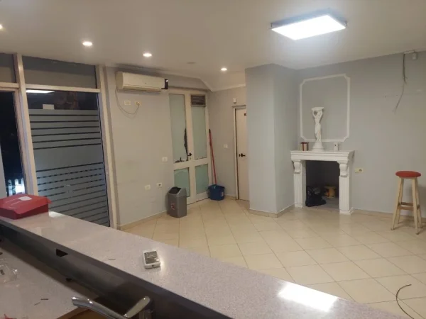 Tirane, jepet me qera dyqan Kati 0, 70 m² 700 € (PAZARI I RI)