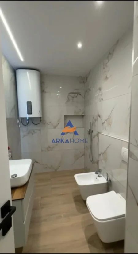 Tirane, jepet me qera ambjent biznesi Kati 2, 70 m² 600 € (RRUGA KAVAJES)