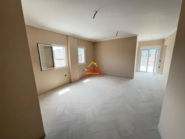 Vlore, shitet apartament+verande | Penthouse 2+1+Ballkon Kati 10, 123 m² 135.000 € (Rruga Gjergj Kastrioti)