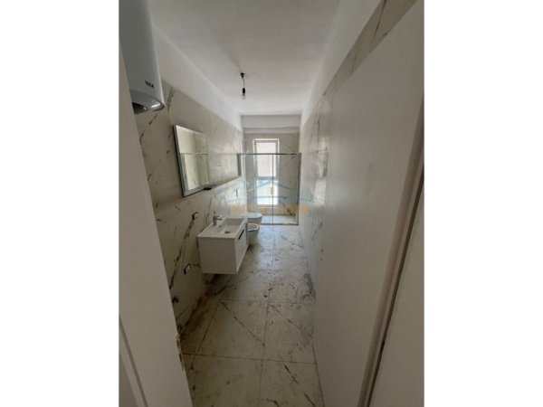 Tirane, jepet me qera apartament 1+1 Kati 2, 78 m² 400 € (Laprake Kompleksi Aura)