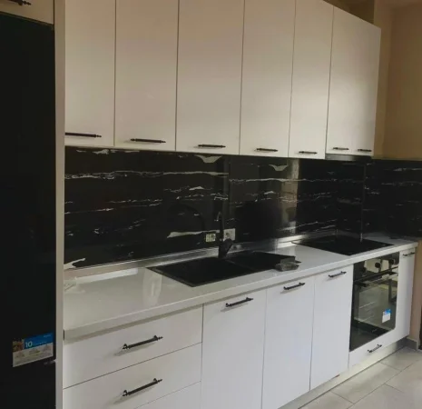 Tirane, jepet me qera apartament 1+1+Ballkon Kati 3, 85 m² 400 € (RRUGA 5 MAJI)