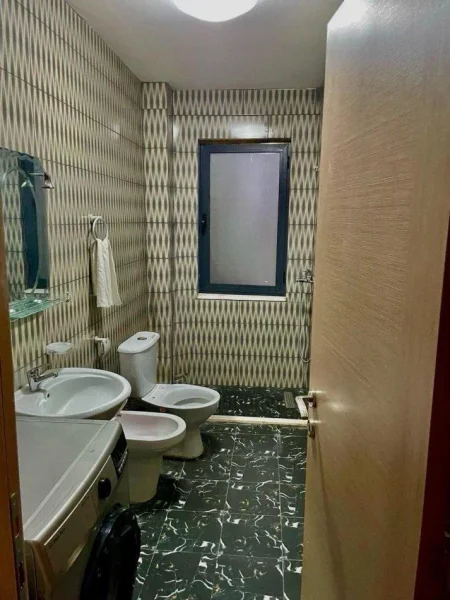 Tirane, jepet me qera apartament 1+1+Ballkon Kati 3, 85 m² 400 € (RRUGA 5 MAJI)