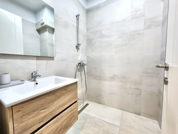 Tirane, shitet apartament 2+1 Kati 3, 93 m² 230.000 € (Liqeni i thate - Kompleksi FZ)