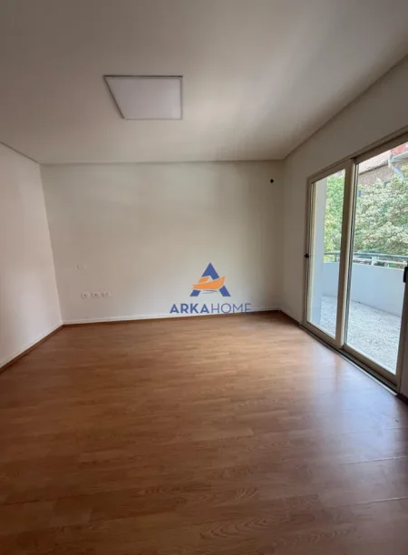Tirane, jepet me qera ambjent biznesi Kati 2, 150 m² 1.500 € (STADIUMI DINAMO)