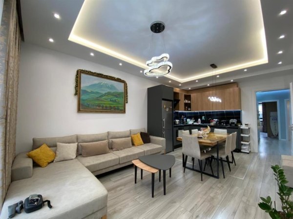 Tirane, shitet apartament 2+1 Kati 2, 90 m² 205.000 € (Kinostudio, prane Inspektoriatit te Policise)
