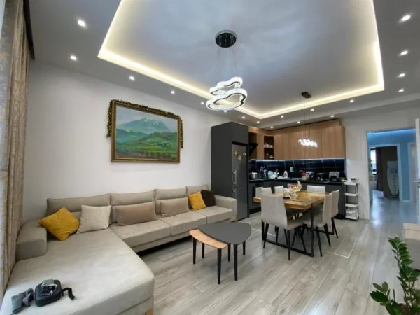 Tirane, shitet apartament 2+1 Kati 2, 90 m² 205.000 € (Kinostudio, prane Inspektoriatit te Policise)