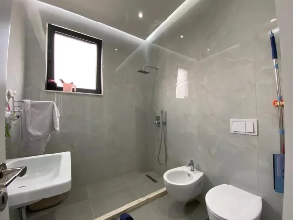 Tirane, shitet apartament 2+1 Kati 2, 90 m² 205.000 € (Kinostudio, prane Inspektoriatit te Policise)