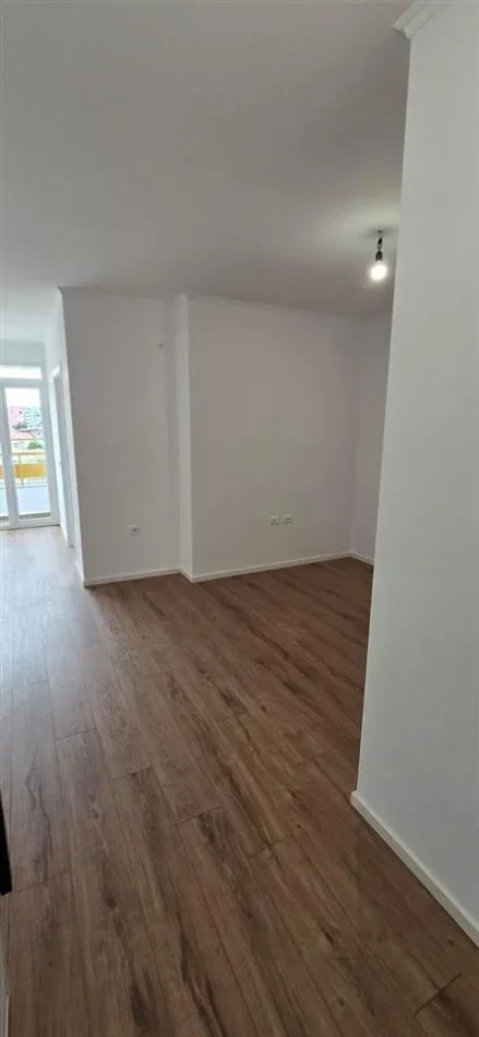 Tirane, shes apartament 1+1 Kati 8, 53 m² 115.000 € (perball delijorgjit , rruga e kavajes)