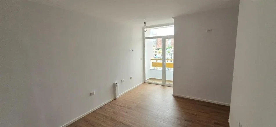 Tirane, shes apartament 1+1 Kati 8, 53 m² 115.000 € (perball delijorgjit , rruga e kavajes)