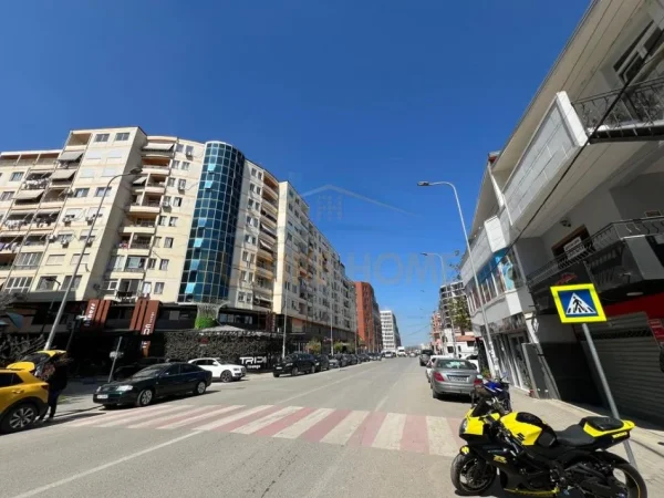 Shitet, Apartament 2+1+2, Unaza e Re.