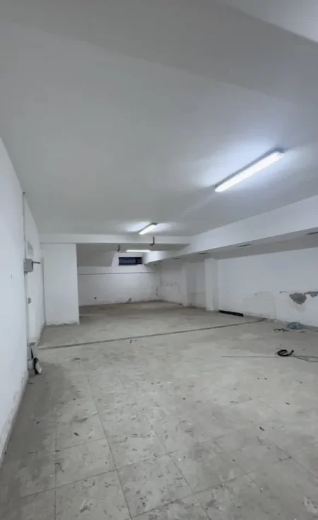 Tirane, jap me qera ambjent biznesi Kati -1, 172 m² 1.200 € (Rruga Pjetër Budi, Tirane)