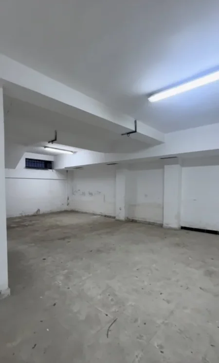 Tirane, jap me qera ambjent biznesi Kati -1, 172 m² 1.200 € (Rruga Pjetër Budi, Tirane)