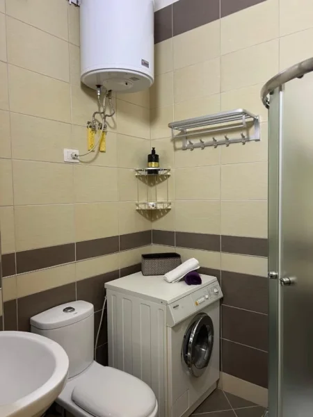 Tirane, jepet me qera apartament 1+1 Kati 2, 65 m² 600 € (Kopshti Botanik)