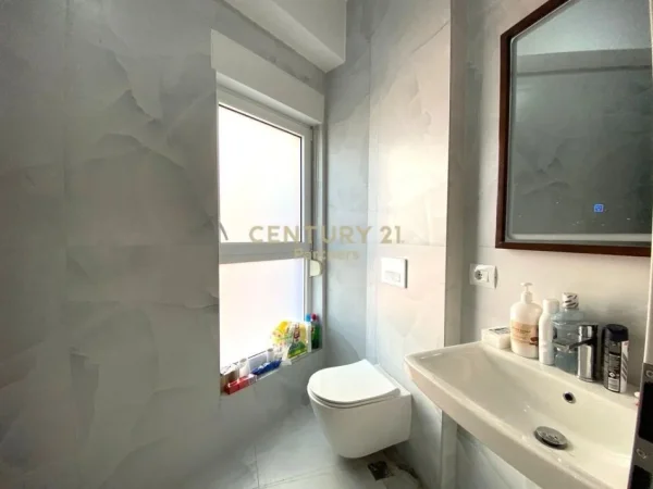 Tirane, jepet me qera apartament 2+1+Ballkon Kati 1, 73 m² 500 € (Ali Dem)