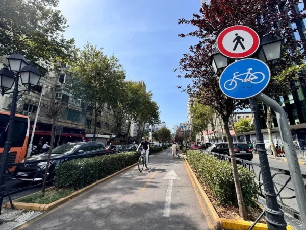 Tirane, jepet me qera ambjent biznesi Kati 0, 290 m² 9.300 € (Rruga e Kavajes)