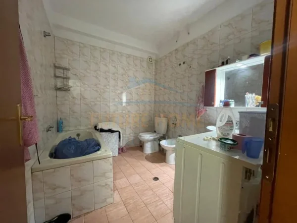 Shitet, Apartament 2+1+2, Xhamia e Tabakëve, Tiranë.
