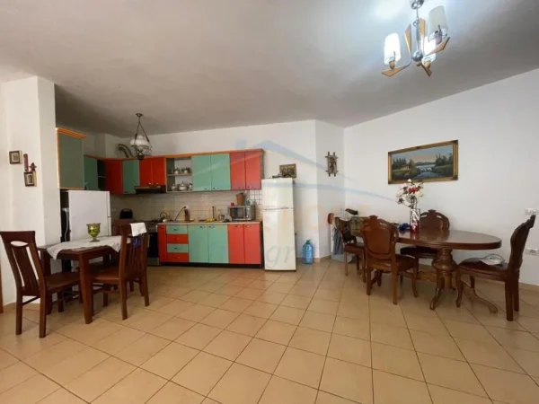 Shitet, Apartament 2+1+2, Xhamia e Tabakëve, Tiranë.